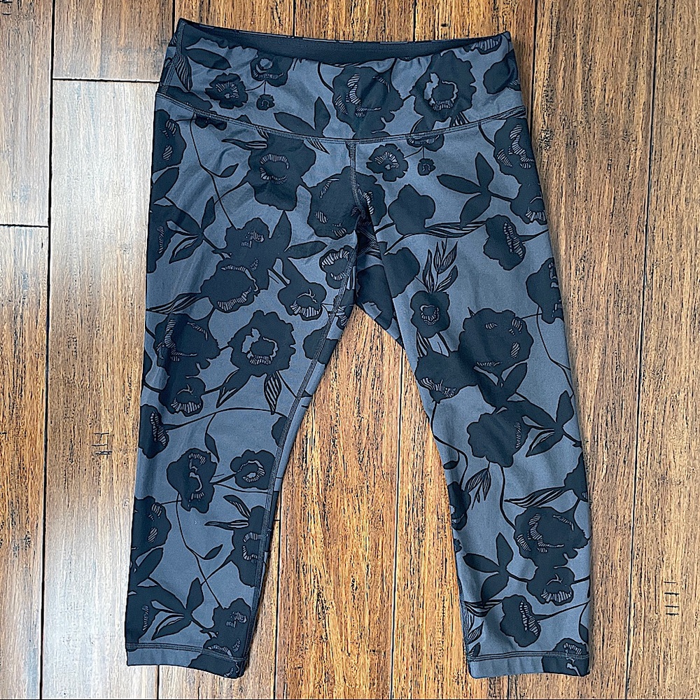 Vintage Lululemon capris. No visible wear - like new.